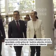 Así fue la monumental cacerolada con la que fue recibido Bolaños en Valencia