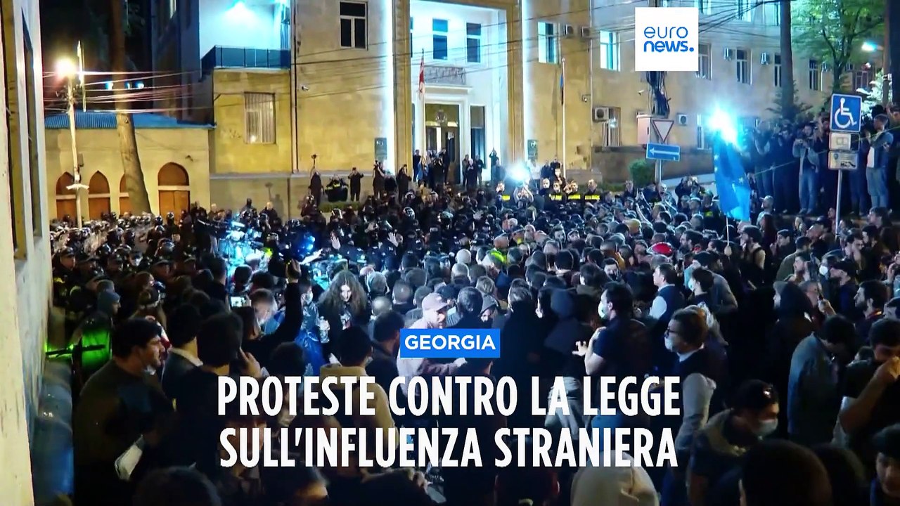 Protesta in Georgia contro la "legge russa" sugli agenti stranieri, scontri con la polizia e arresti