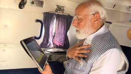 पीएम मोदी ने हेलीकॉप्टर में टैबलेट पर किए रामलला के सूर्यतिलक के दर्शन