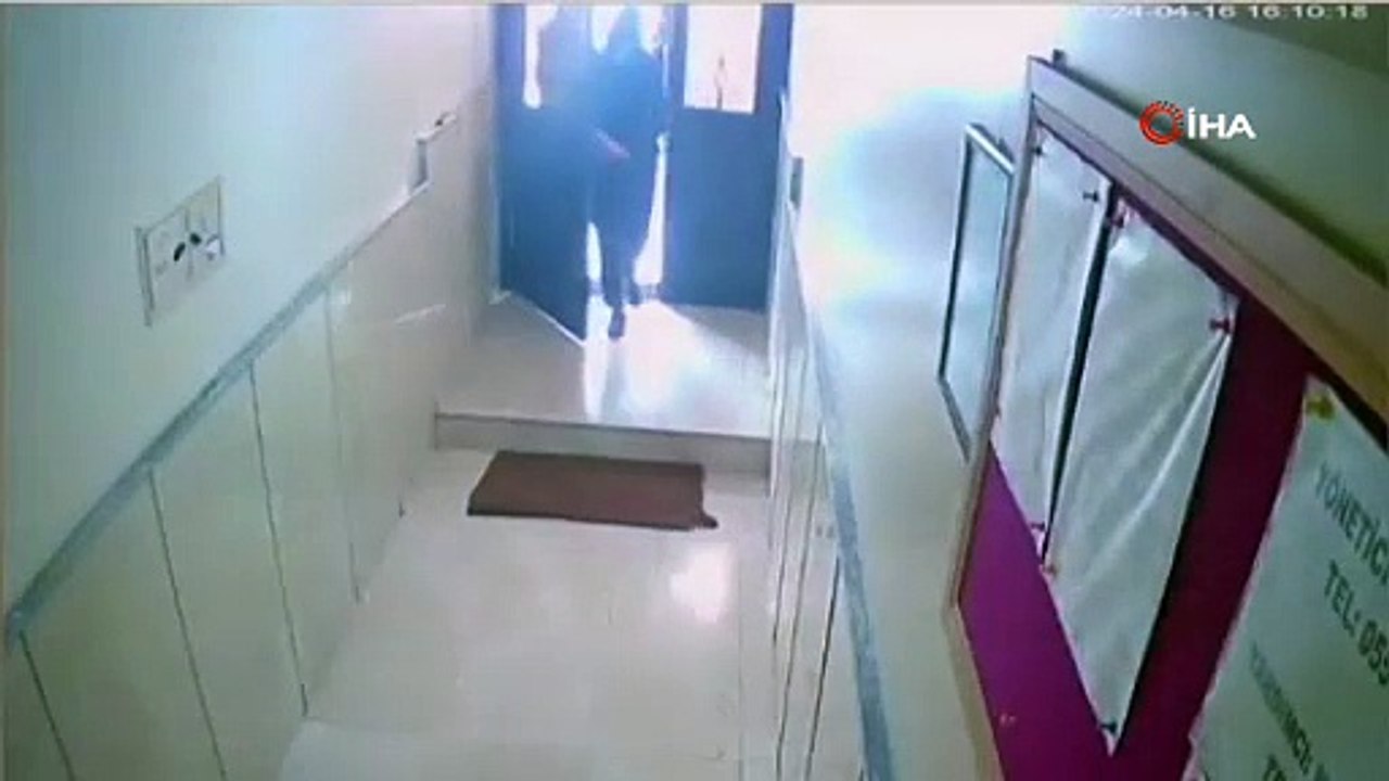 Hırsızlık amacıyla apartmana giren kadınlara güvenlik kamerası engel oldu