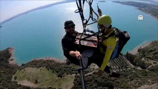 Adana'da yamaç paraşütü yapan iki pilot gökyüzünde tavla oynadı