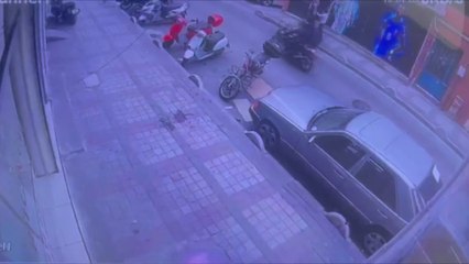 Bağcılar'da sokak ortasında silahlı çatışma: 2 yaralı