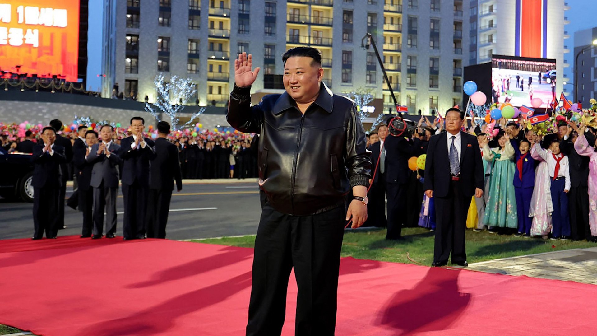 Espectacular ceremonia de Kim Jong-un para inaugurar unos apartamentos