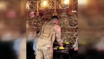 Garsonlara asker üniforması giydirip servis yaptırdılar!