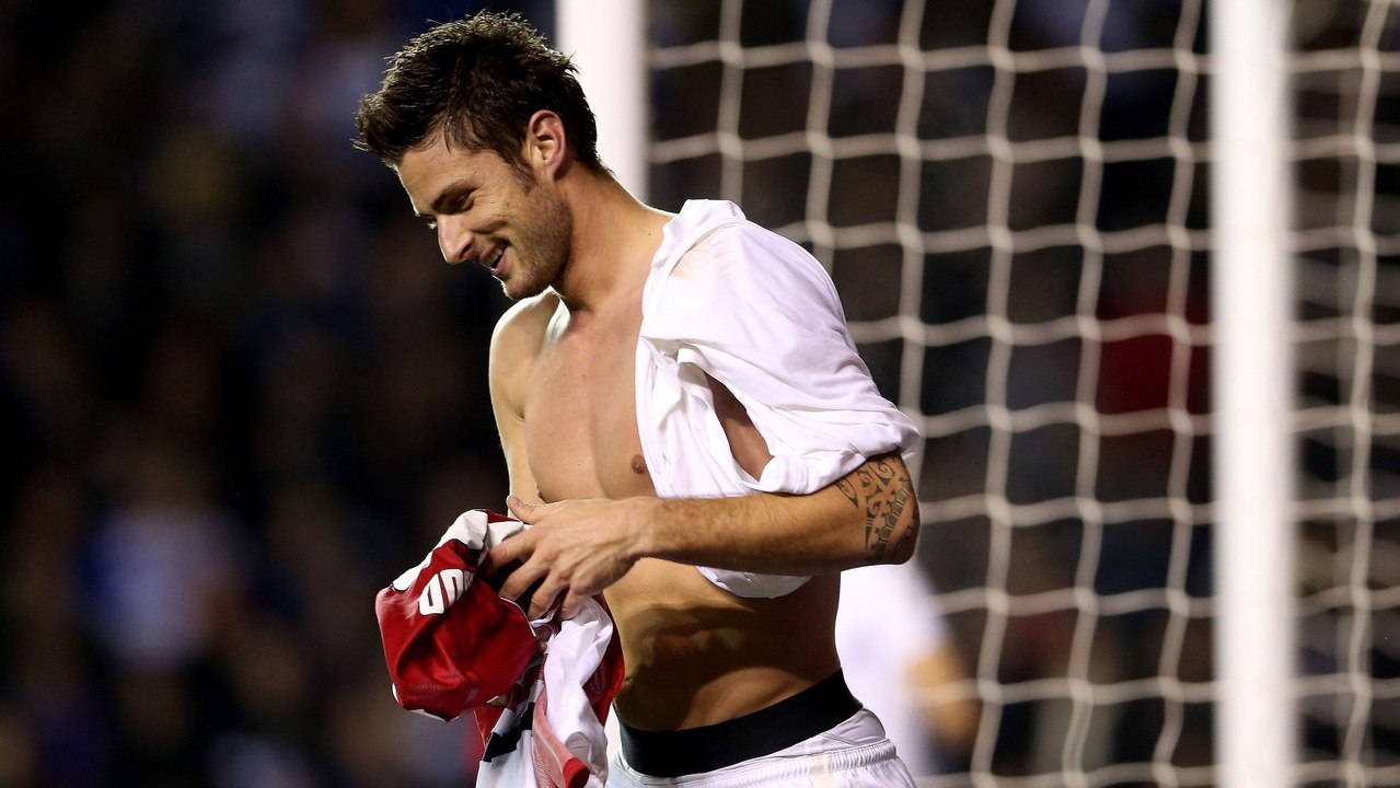 Als Giroud und Coquelin ihre Trikots von den Fans zurückholen mussten