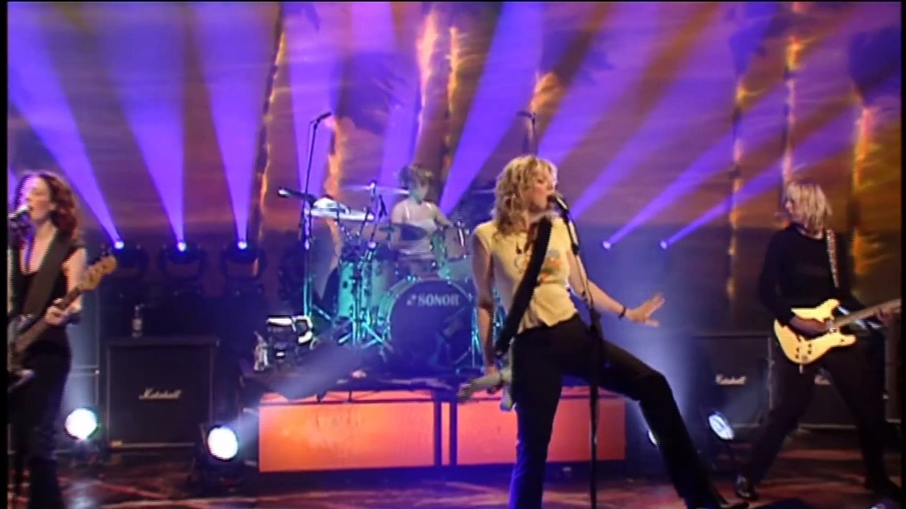 Hole interprète "Celebrity Skin" en live