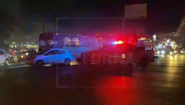 En cenizas terminó un automóvil tras incendiarse sobre Lázaro Cárdenas