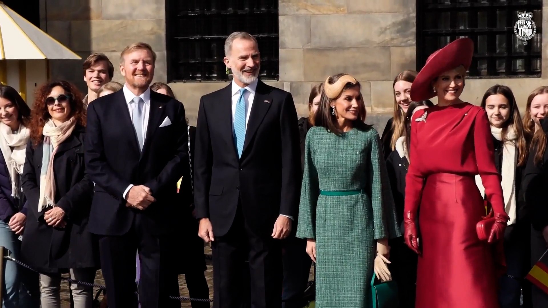 La Reina Letizia, con su versin libre del tocado, y Mxima de Holanda, duelo de estilo en verde y rojo en la visita de Estado en Holanda