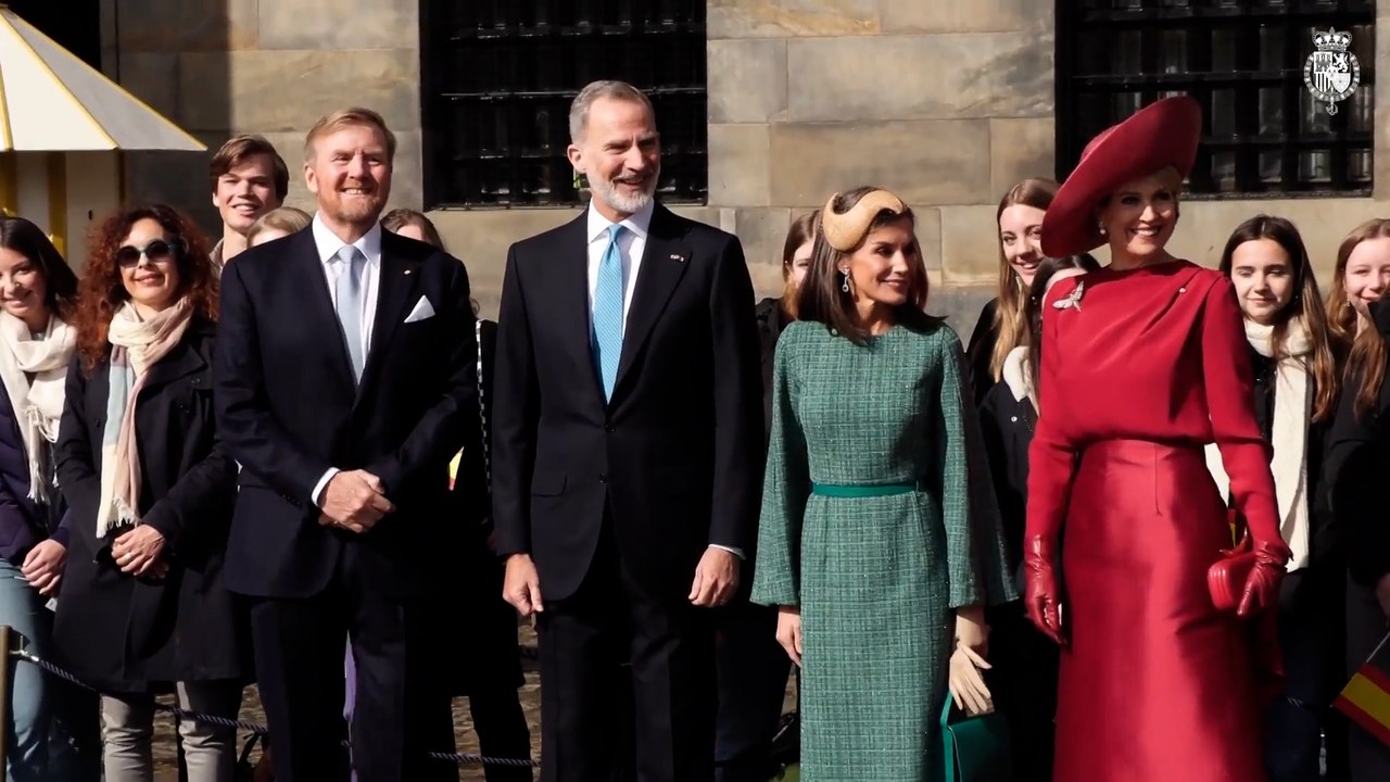 La Reina Letizia, con su versión libre del tocado, y Máxima de Holanda, duelo de estilo en verde y rojo en la visita de Estado en Holanda