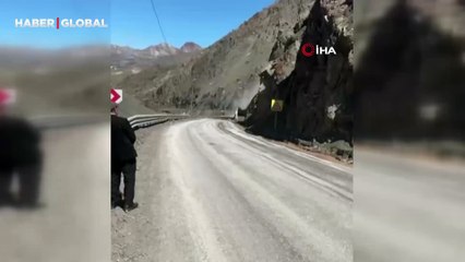 Yüksekova yolunda yaşanan heyelan anbean görüntülendi