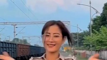 रेलवे प्लेटफॉर्म पर महिला पुलिसकर्मी का डांस वीडियो हो रहा वायरल