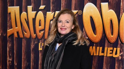 GALA VIDEO - “Trop aimable !” : Valérie Trierweiler recadre un internaute après une remarque sur son âge
