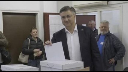 In Croazia premier vota e lancia appello: "Votate gente responsabile"
