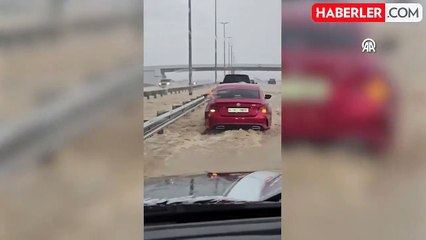 BAE'nin yağışı artıran bulut aşılama uçuşlarının, 18 ayda düşmesi beklenen yağmurun 24 saat içinde yağmasına sebep olduğu iddia ediliyor