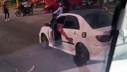 Taxista retira el rótulo justo antes de un control policial 🚓
