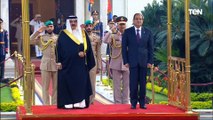 الرئيس السيسي وملك البحرين يتفقدان حرس الشرف بقصر الاتحادية