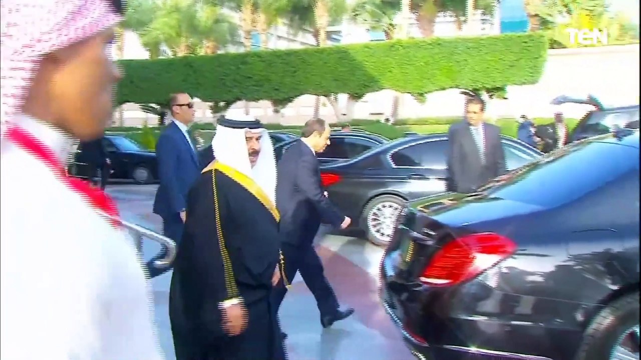 لحظة تحرك موكب الرئيس السيسي وملك البحرين من مطار القاهرة إلى قصر الاتحادية