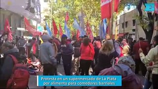 Protesta en un supermercado de La Plata  por alimento para comedores barriales