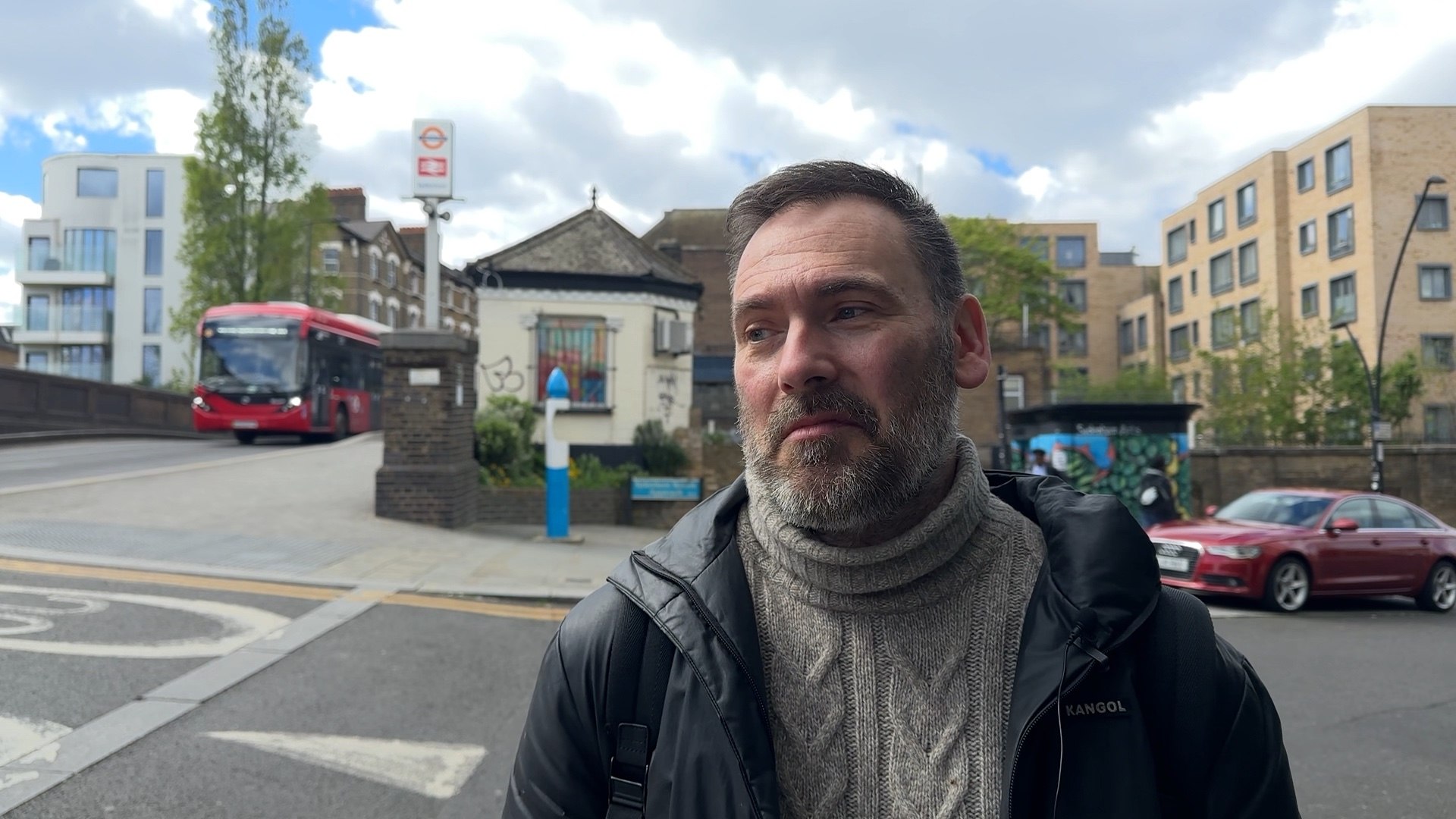 ⁣London: How old should you be to use WhatsApp?