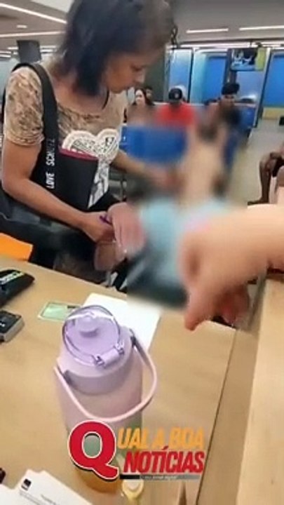 Mulher leva morto em cadeira de rodas para sacar empréstimo de R$ 17 mil e pede a ele: ‘Assina’