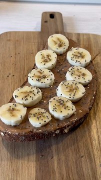 Mon p’tit dej pref - 1 tranche de pain complet grillé - 1/2 bananes coupées en rondelles - 2 càc de purée d’amande complète bio - Graines de chia - Sirop d’agave (optionnel) #chezsas #tartine #banana #pureedamande #brekkie #sweet #instafood