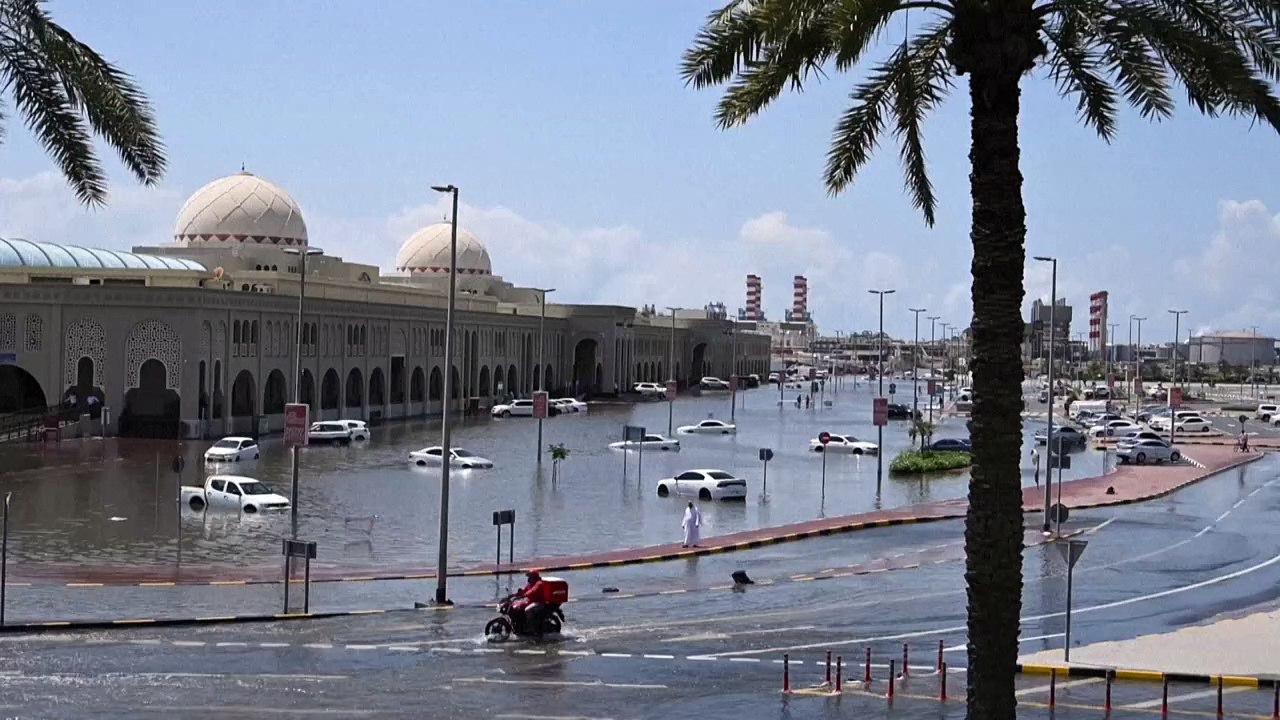 Emirate: land unter im wüstenstaat