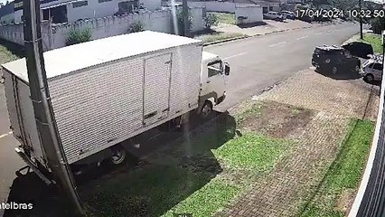 Câmera flagra acidente entre carro e moto no Universitário