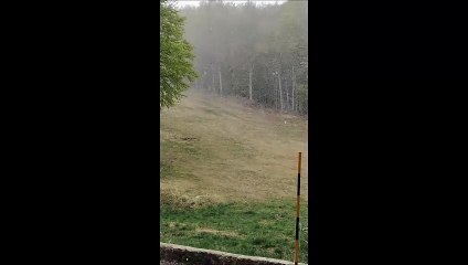 Amiata, nevica il 17 aprile: lo scherzo del meteo, crollano le temperature in Toscana
