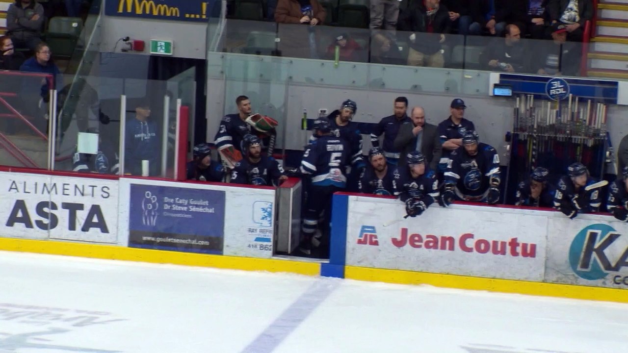 Animosité 3L-Pétroliers: Il se fait casser la main après avoir jeté une bouteille vers le banc de Laval