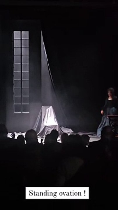 Fanny Ardant a été acclamée pour son retour au théâtre ce mardi. @ Instagram / Théâtre Marigny