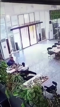 Il pleut des hommes dans ce centre commercial