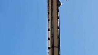 Atração Hurakan Condor em Portaventura fica preso no topo, Espanha