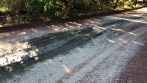 Caminhão derrama concreto na via e causa transtornos na Rua Santa Cruz