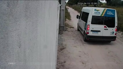 Vídeo: Criança é atropelada por van escolar de prefeitura na Bahia