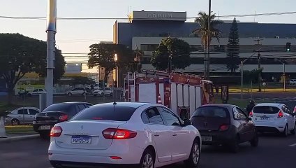 Bombeiros tentam remover anel preso ao dedo, mas vítima precisa ser encaminhada ao centro cirúrgico