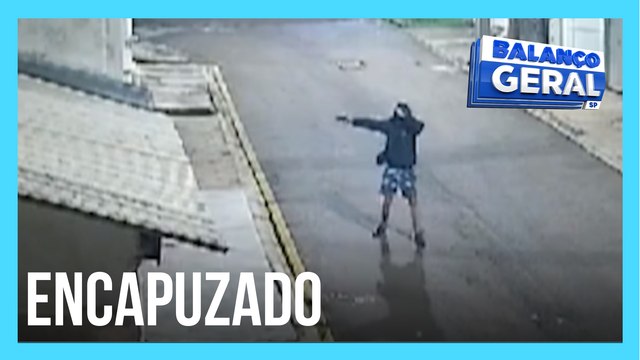 Homem encapuzado atira diversas vezes na casa da síndica de condomínio