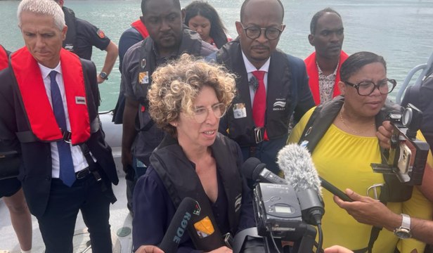 Marie Guévenoux visite les barrages anti-sargasses en Guadeloupe