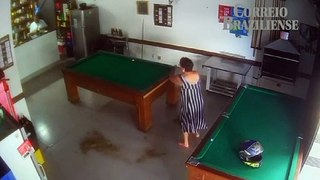 Mulher invade bar no DF e joga fezes em chão