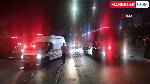 İzmir'de 2 ayrı fabrikada çıkan yangına itfaiye ekipleri müdahale ediyor