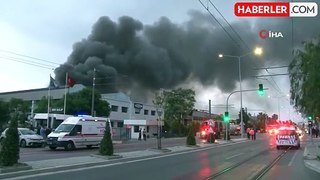 İzmir'de iki ayrı fabrikada çıkan yangına müdahale ediliyor