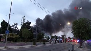 İzmir’de iki ayrı fabrikada çıkan yangına müdahale ediliyor