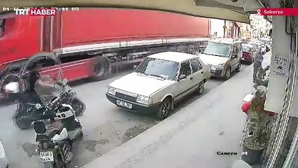 Kaldırımda yürüyen kişi çanak antenin altında kalmaktan kıl payı kurtuldu