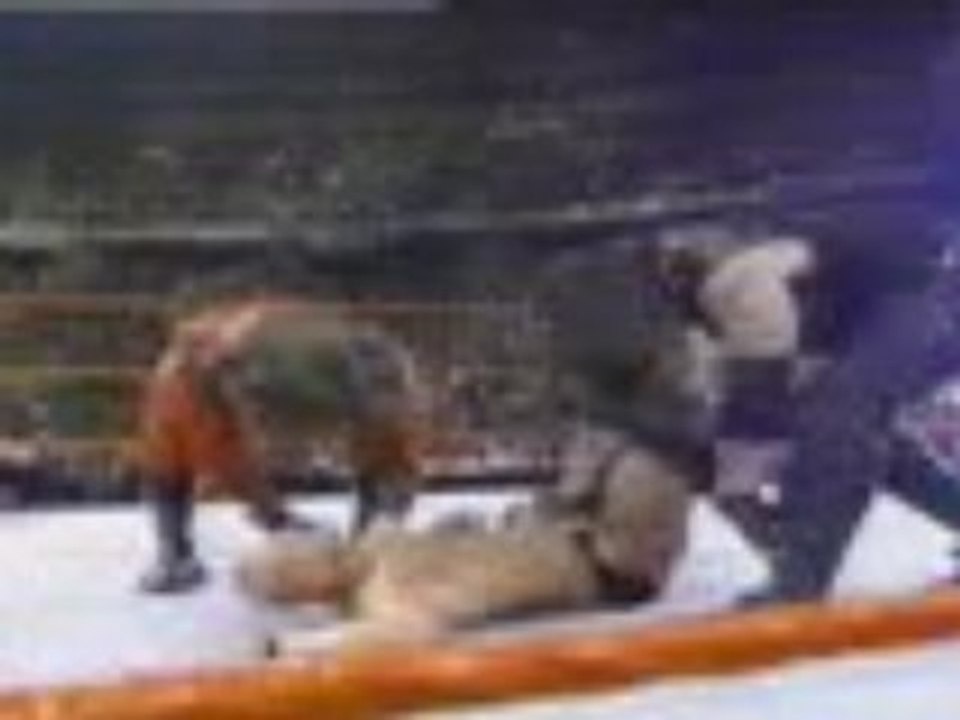 WWE - Kane & Undertaker - Double Chokeslam sur stone cold