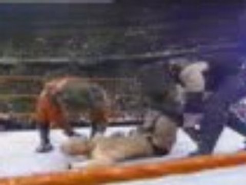 WWE - Kane & Undertaker - Double Chokeslam sur stone cold