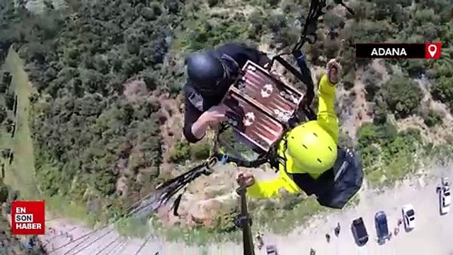Adana'da yamaç paraşütü yapan iki pilot gökyüzünde tavla oynadı
