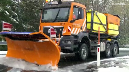 قبل أيام فقط كانت الأجواء صيفية... والآن عادت الثلوج لتغطي أجزاء واسعة من شرق أوروبا