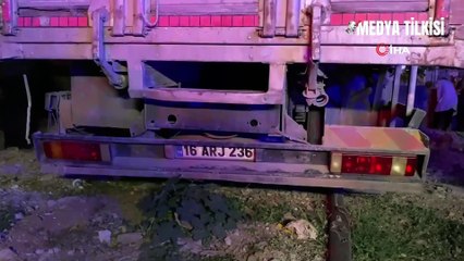 Bursa'da Kaza Ucuz Atlatıldı! Freni Boşalan Kamyon Eve Girdi