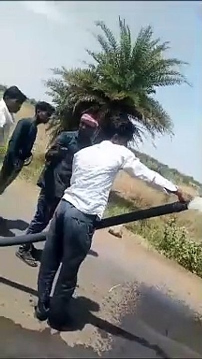 रोड पर चलते लोडिंग वाहन में लगी आग, पास लगे बोरवेल से बुझाई