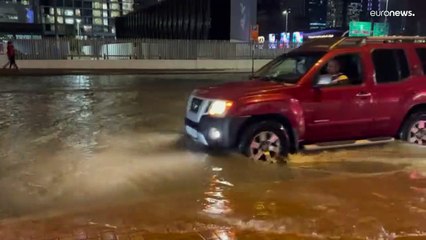 شاهد: ما بعد الطوفان... دبي تكافح للتعافي من تداعيات الأمطار الغزيرة التي ضربت الإمارات