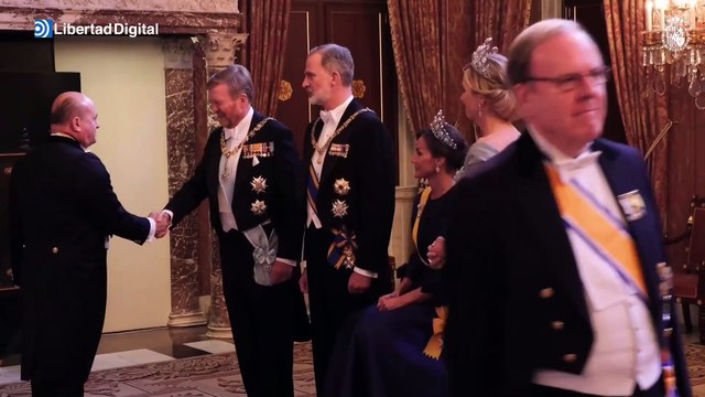 La reina Letizia, obligada a sentarse en el besamanos de la recepción en Ámsterdam